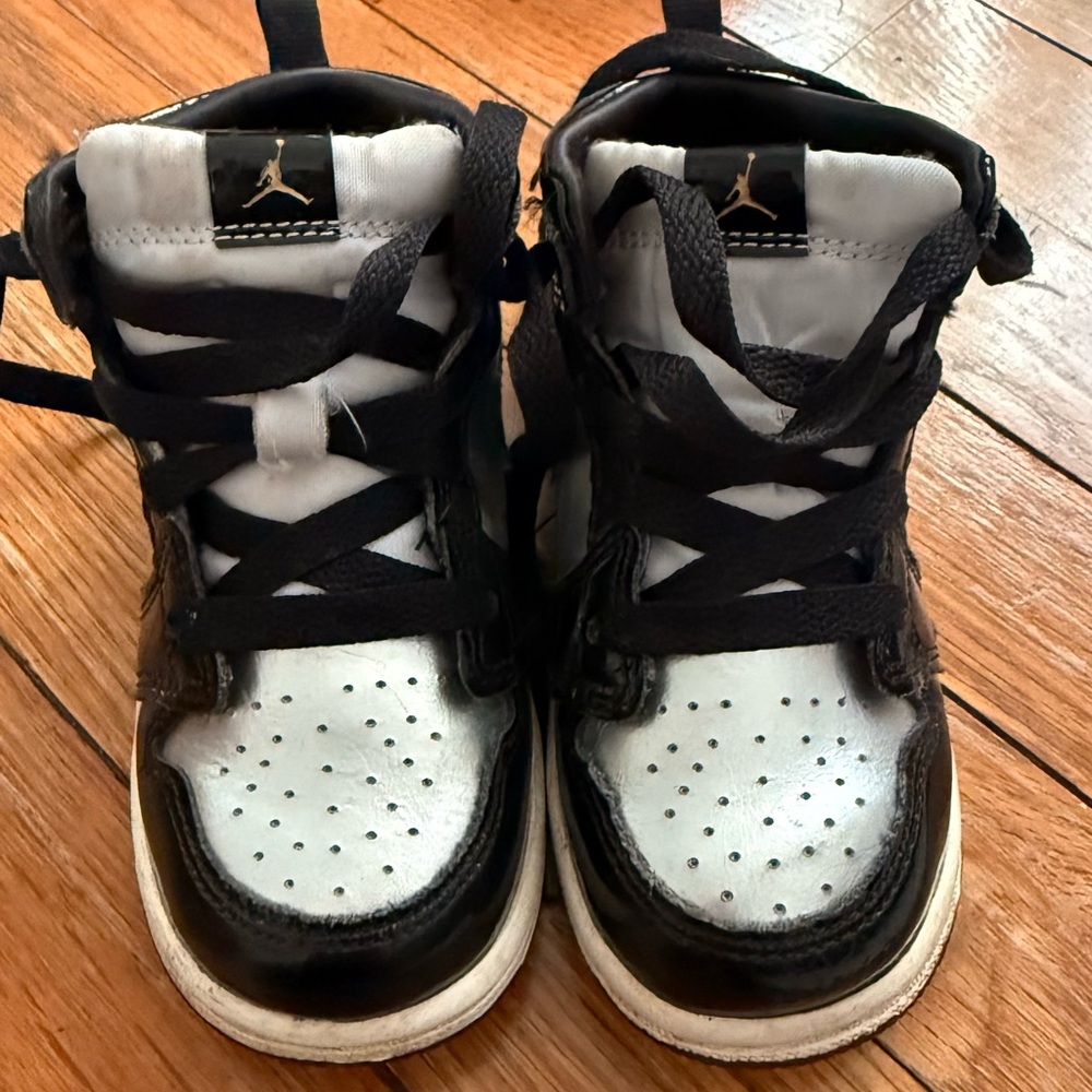 Jordan 1 Mid SE "Black/Metallic Gold/Metallic Silver" Toddler like new